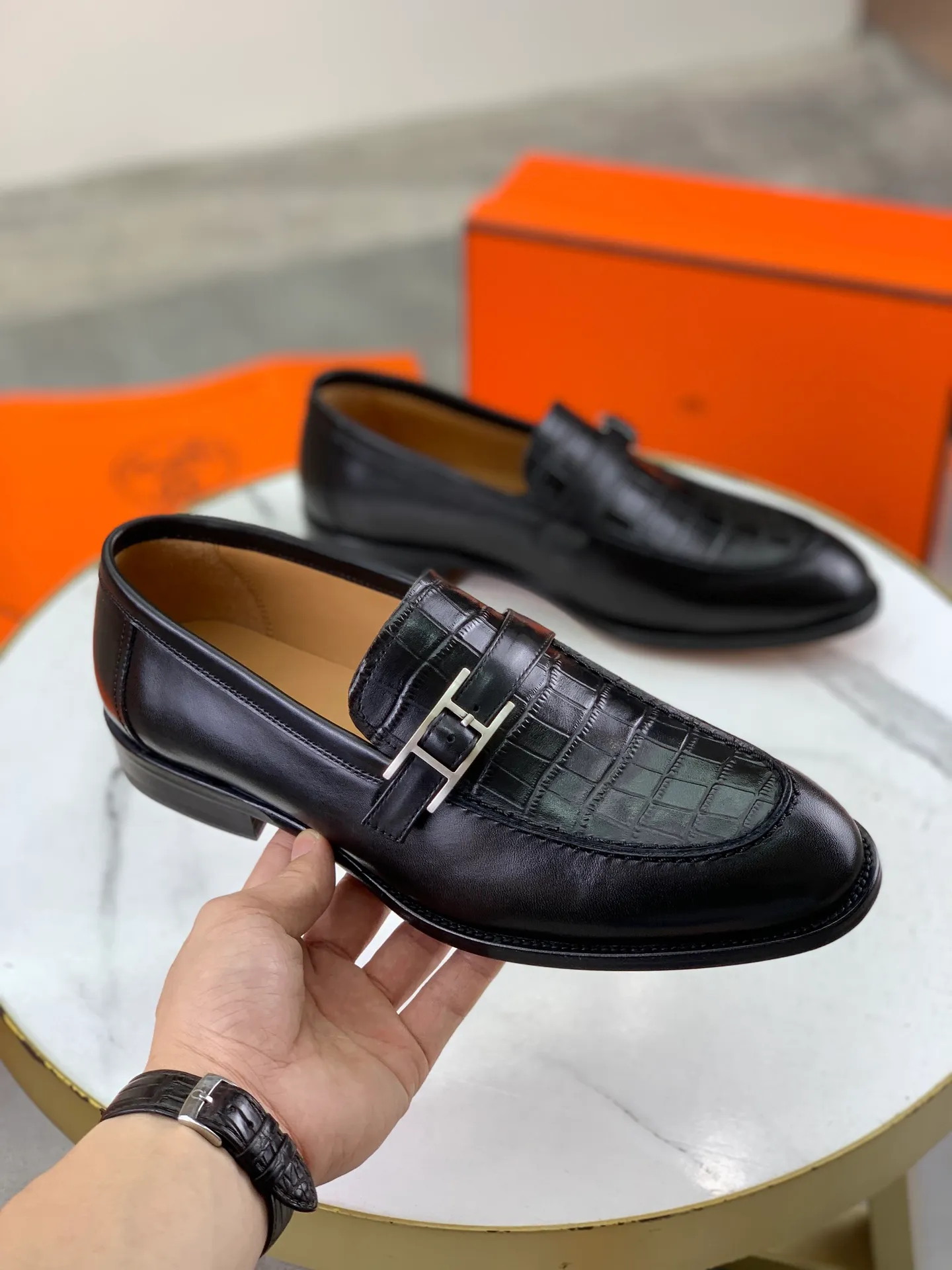 Factory price P980 💰💎💎💎 Original genuine leather outsole Brand: Hermès Grade: Same as the official website Original quality materials: Original soft calfskin Water-dyed cowhide lining Original Italian genuine leather outsole Style categories: Men's fashion Formal casual leather shoes Slip-on men's shoes series Young fashion European and American trends British style Code number: 39-45 (38.46 can be customized)